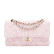 Chanel Classic Timeless Double Flap Bag in Medium Größe aus rosa Tweed Material mit goldener Hardware Vorderseite