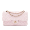Chanel Classic Timeless Double Flap Bag in Medium Größe aus rosa Tweed Material mit goldener Hardware Vorderseite