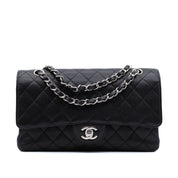 Chanel Classic Timeless Double Flap Bag in Medium Größe aus schwarzem Caviar Leder Material mit silberner Hardware Vorderansicht