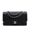 Chanel Classic Timeless Double Flap Bag in Medium Größe aus schwarzem Caviar Leder Material mit silberner Hardware Vorderansicht