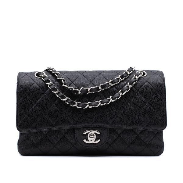 Chanel Classic Timeless Double Flap Bag in Medium Größe aus schwarzem Caviar Leder Material mit silberner Hardware Vorderansicht