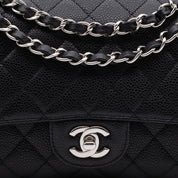 Chanel Classic Timeless Double Flap Bag in Medium Größe aus schwarzem Caviar Leder Material mit silberner Hardware CC Verschluss 