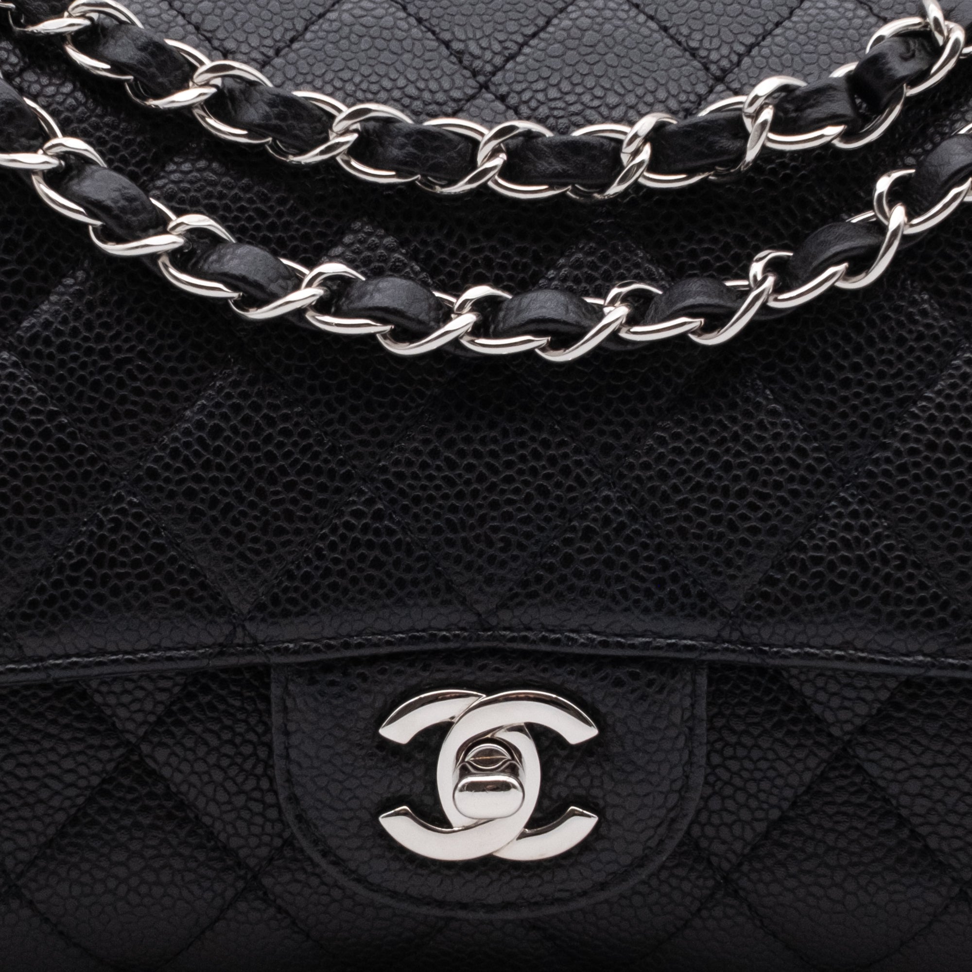 Chanel Classic Timeless Double Flap Bag in Medium Größe aus schwarzem Caviar Leder Material mit silberner Hardware CC Verschluss 
