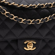 Chanel Classic Timeless Double Flap Bag in Medium Größe aus schwarzem Caviar Leder Material mit goldener Hardware CC Verschluss