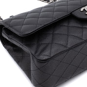 Chanel Classic Timeless Double Flap Bag in Medium Größe aus schwarzem Caviar Leder Material mit silberner Hardware