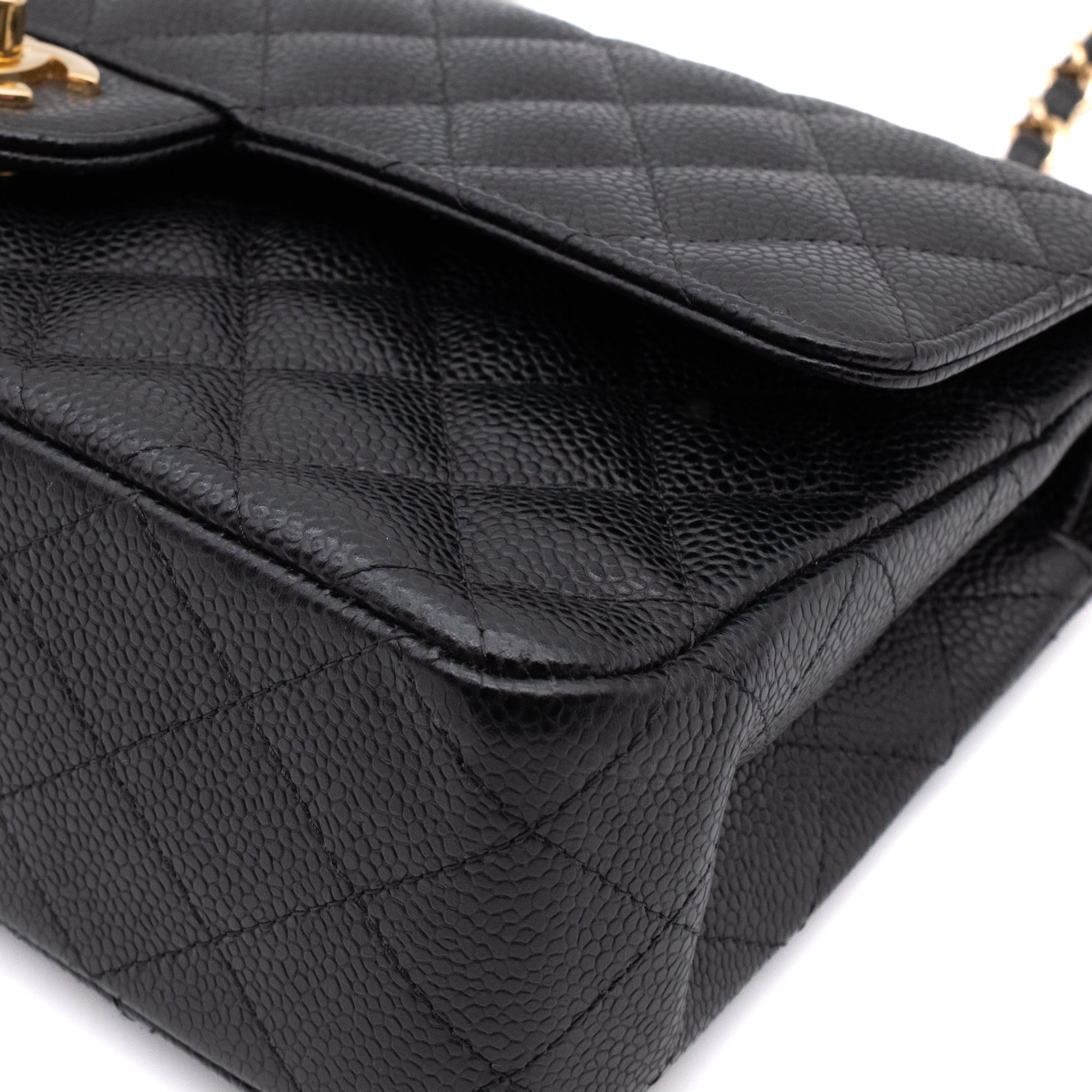 Chanel Classic Timeless Double Flap Bag in Medium Größe aus schwarzem Caviar Leder Material mit goldener Hardware