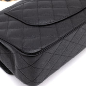 Chanel Classic Timeless Double Flap Bag in Medium Größe aus schwarzem Caviar Leder Material mit goldener Hardware