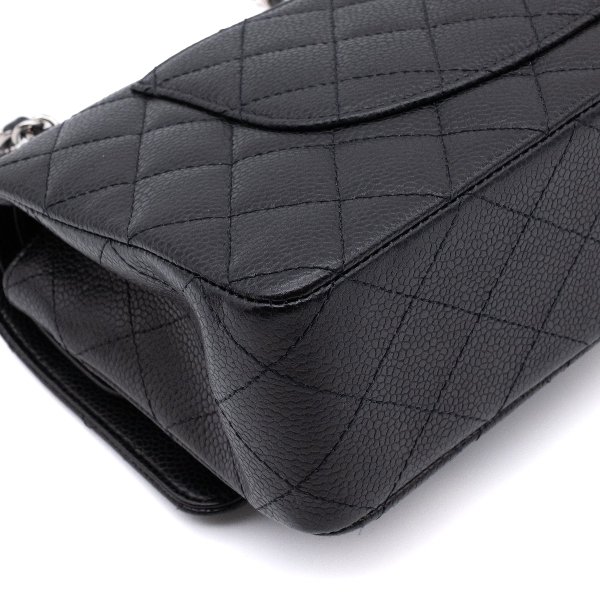 Chanel Classic Timeless Double Flap Bag in Medium Größe aus schwarzem Caviar Leder Material mit silberner Hardware