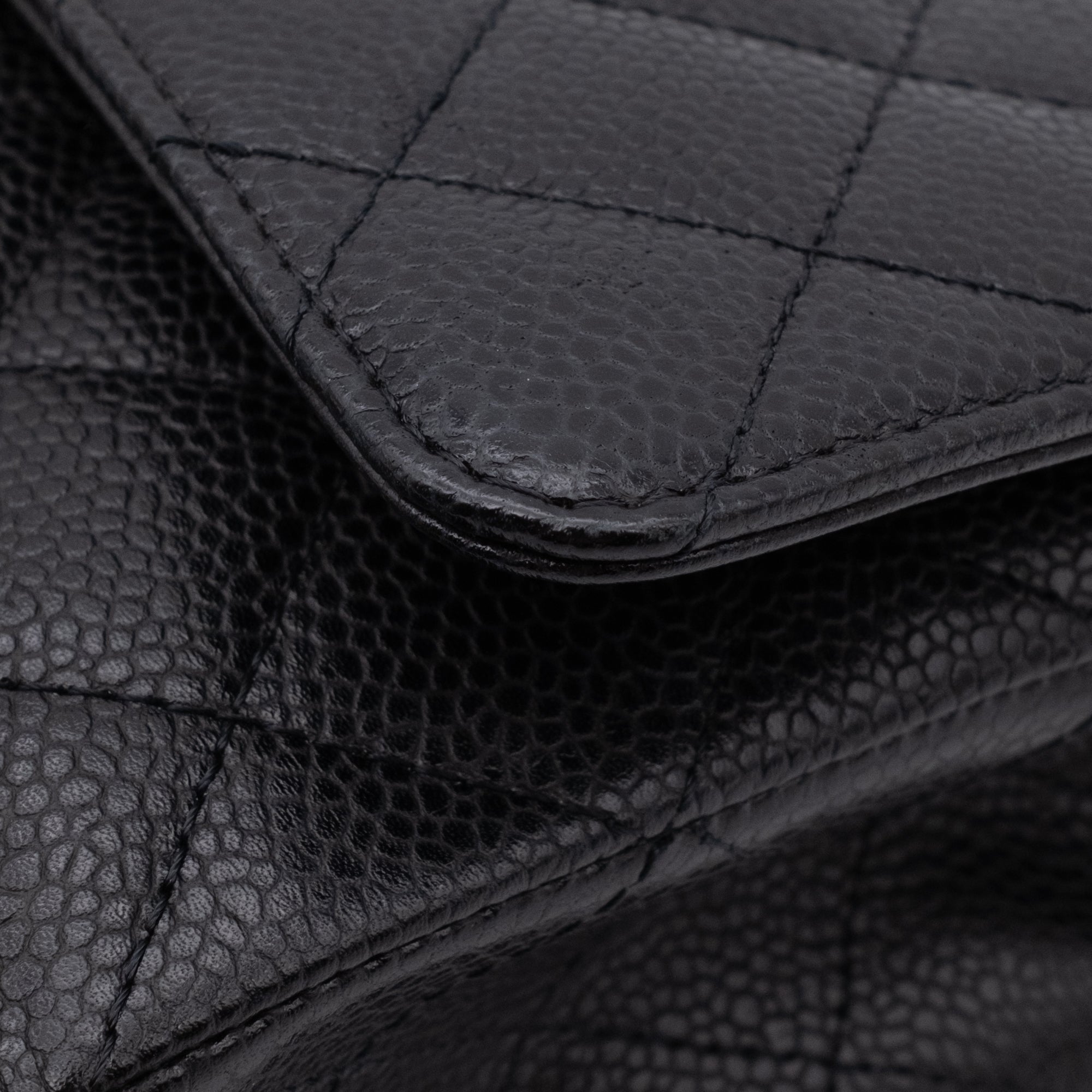 Chanel Classic Timeless Double Flap Bag in Medium Größe aus schwarzem Caviar Leder Material mit silberner Hardware