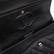 Chanel Classic Timeless Double Flap Bag in Medium Größe aus schwarzem Caviar Leder Material mit silberner Hardware
