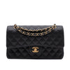 Chanel Classic Timeless Double Flap Bag in Medium Größe aus schwarzem Caviar Leder Material mit goldener Hardware Vorderansicht
