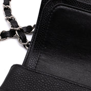 Chanel Classic Timeless Double Flap Bag in Medium Größe aus schwarzem Caviar Leder Material mit silberner Hardware