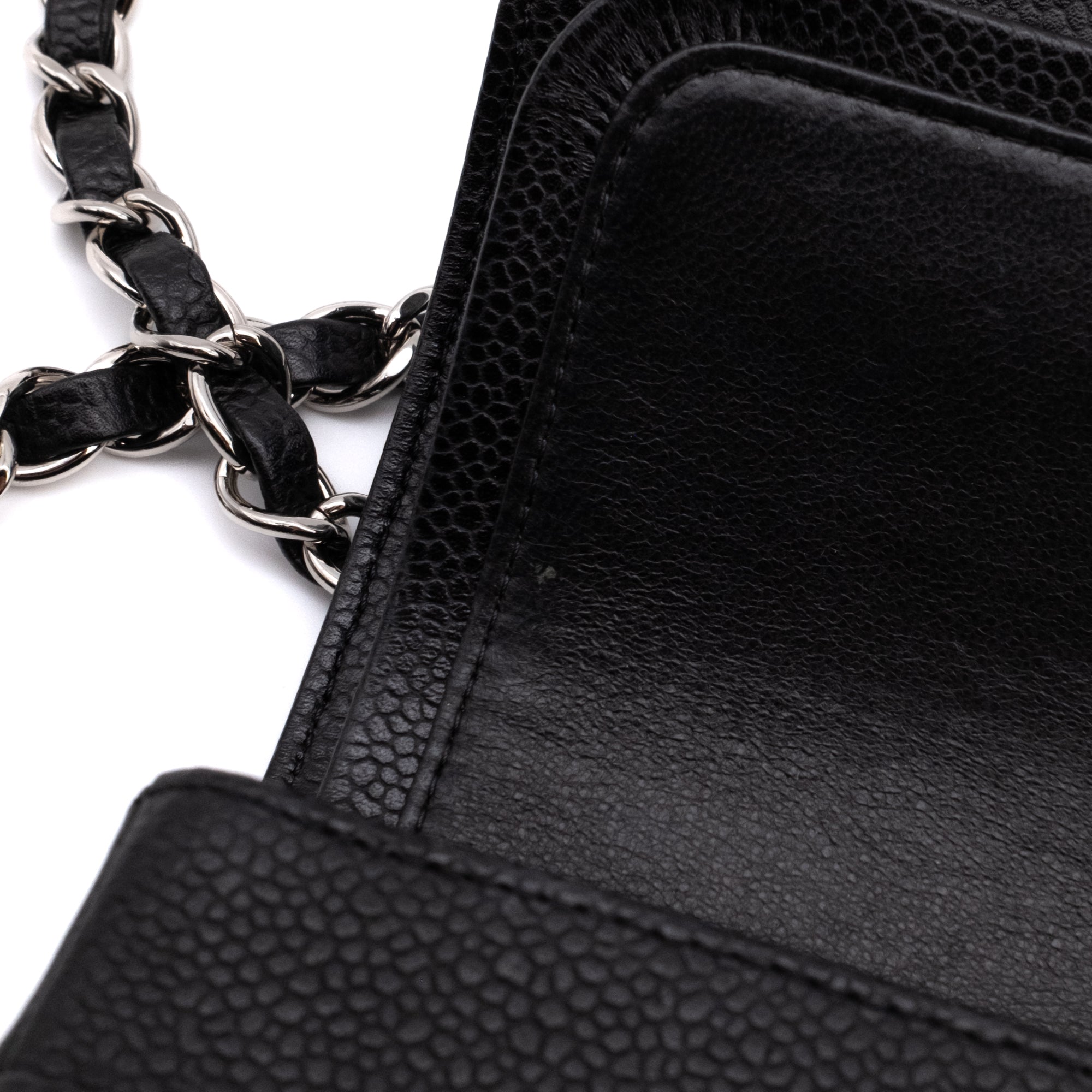 Chanel Classic Timeless Double Flap Bag in Medium Größe aus schwarzem Caviar Leder Material mit silberner Hardware