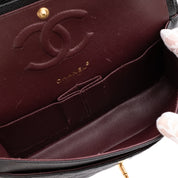 Chanel Classic Timeless Double Flap Bag in Medium Größe aus schwarzem Caviar Leder Material mit goldener Hardware