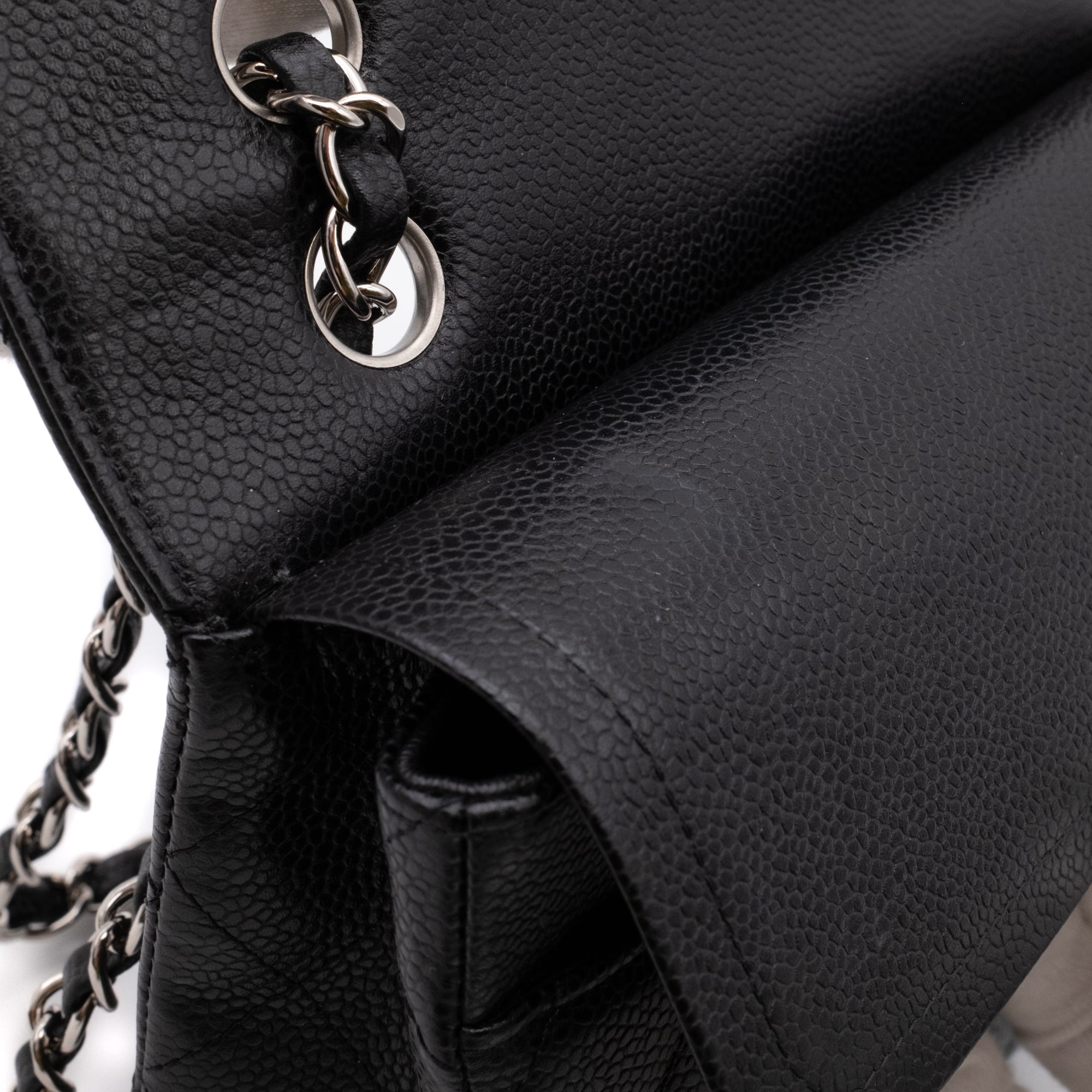 Chanel Classic Timeless Double Flap Bag in Medium Größe aus schwarzem Caviar Leder Material mit silberner Hardware