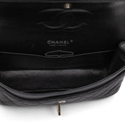 Chanel Classic Timeless Double Flap Bag in Medium Größe aus schwarzem Caviar Leder Material mit silberner Hardware