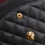 Chanel Classic Timeless Double Flap Bag in Medium Größe aus schwarzem Caviar Leder Material mit goldener Hardware