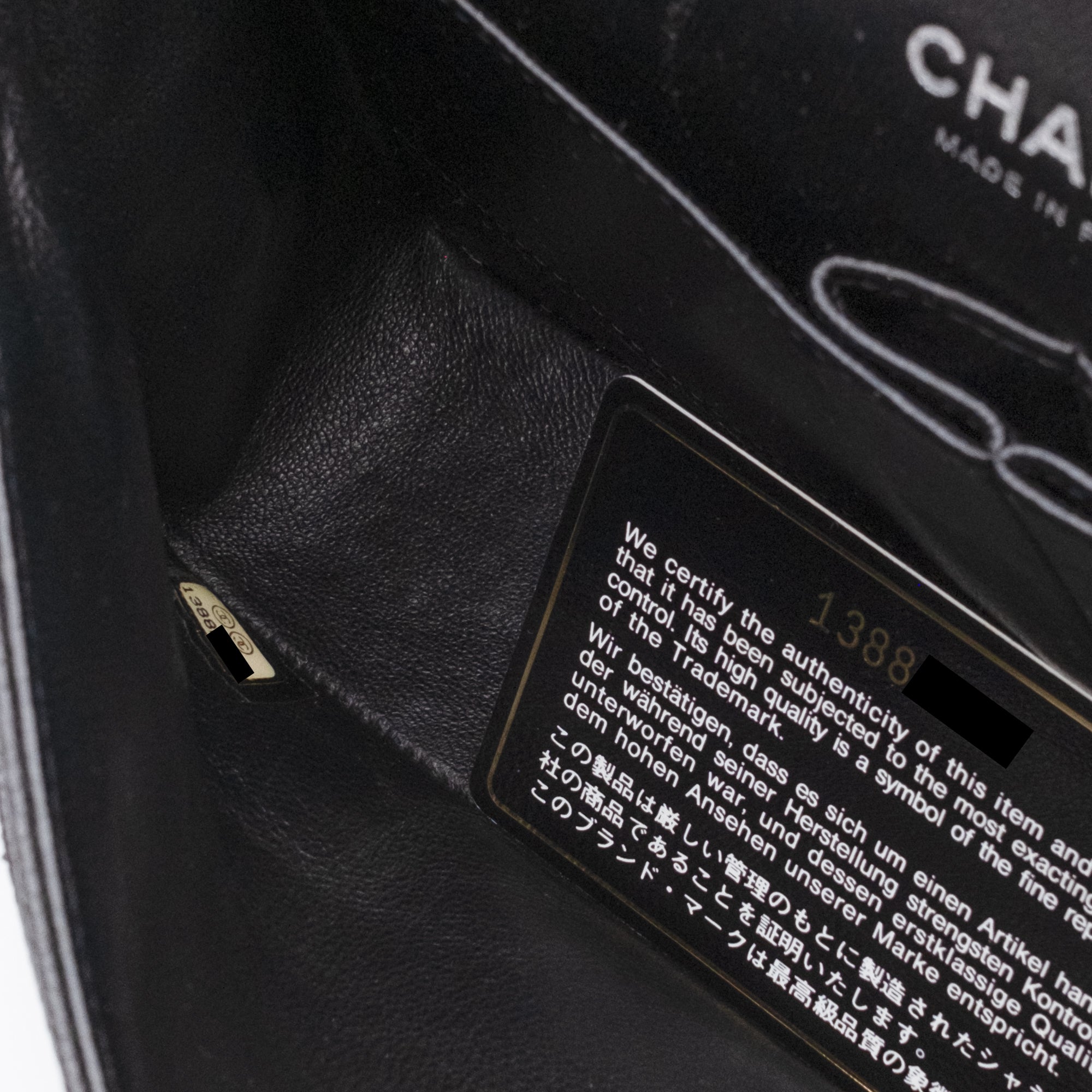 Chanel Classic Timeless Double Flap Bag in Medium Größe aus schwarzem Caviar Leder Material mit silberner Hardware