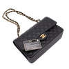 Chanel Classic Timeless Double Flap Bag in Medium Größe aus schwarzem Caviar Leder Material mit goldener Hardware