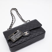 Chanel Classic Timeless Double Flap Bag in Medium Größe aus schwarzem Caviar Leder Material mit silberner Hardware