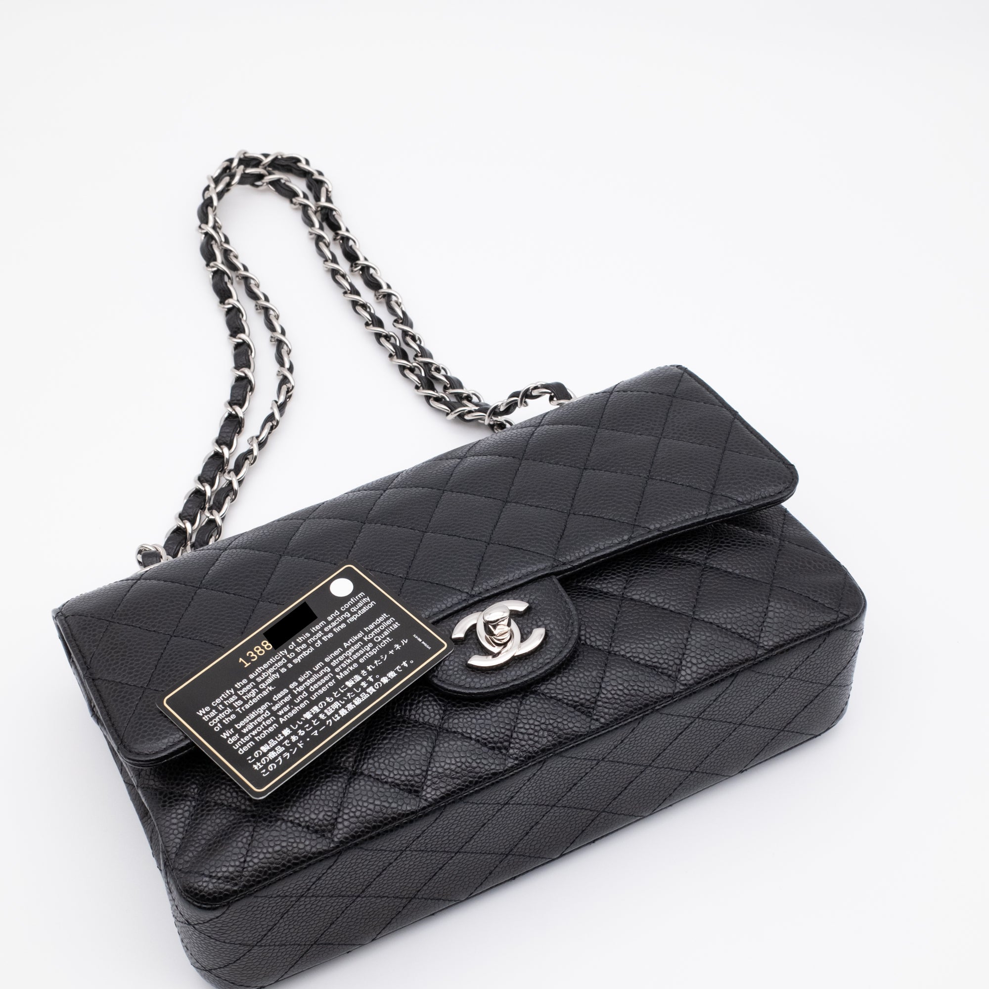 Chanel Classic Timeless Double Flap Bag in Medium Größe aus schwarzem Caviar Leder Material mit silberner Hardware