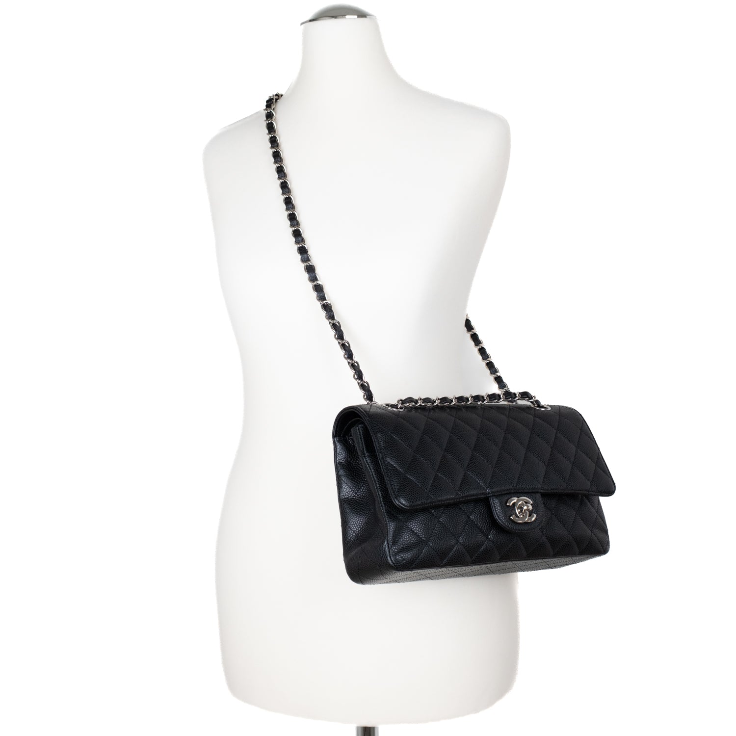 Chanel Classic Timeless Double Flap Bag in Medium Größe aus schwarzem Caviar Leder Material mit silberner Hardware Tragebild