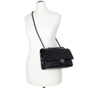 Chanel Classic Timeless Double Flap Bag in Medium Größe aus schwarzem Caviar Leder Material mit silberner Hardware Tragebild