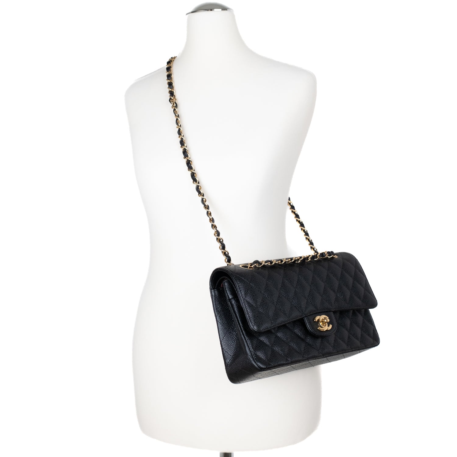 Chanel Classic Timeless Double Flap Bag in Medium Größe aus schwarzem Caviar Leder Material mit goldener Hardware Tragebild