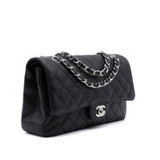 Chanel Classic Timeless Double Flap Bag in Medium Größe aus schwarzem Caviar Leder Material mit silberner Hardware