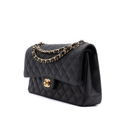 Chanel Classic Timeless Double Flap Bag in Medium Größe aus schwarzem Caviar Leder Material mit goldener Hardware