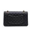 Chanel Classic Timeless Double Flap Bag in Medium Größe aus schwarzem Caviar Leder Material mit goldener Hardware