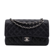 Chanel Classic Timeless Double Flap Bag in Medium Größe aus schwarzem Caviar Leder Material mit silberner Hardware Vorderansicht 