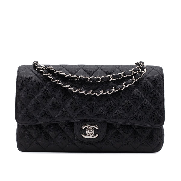 Chanel Classic Timeless Double Flap Bag in Medium Größe aus schwarzem Caviar Leder Material mit silberner Hardware Vorderansicht 