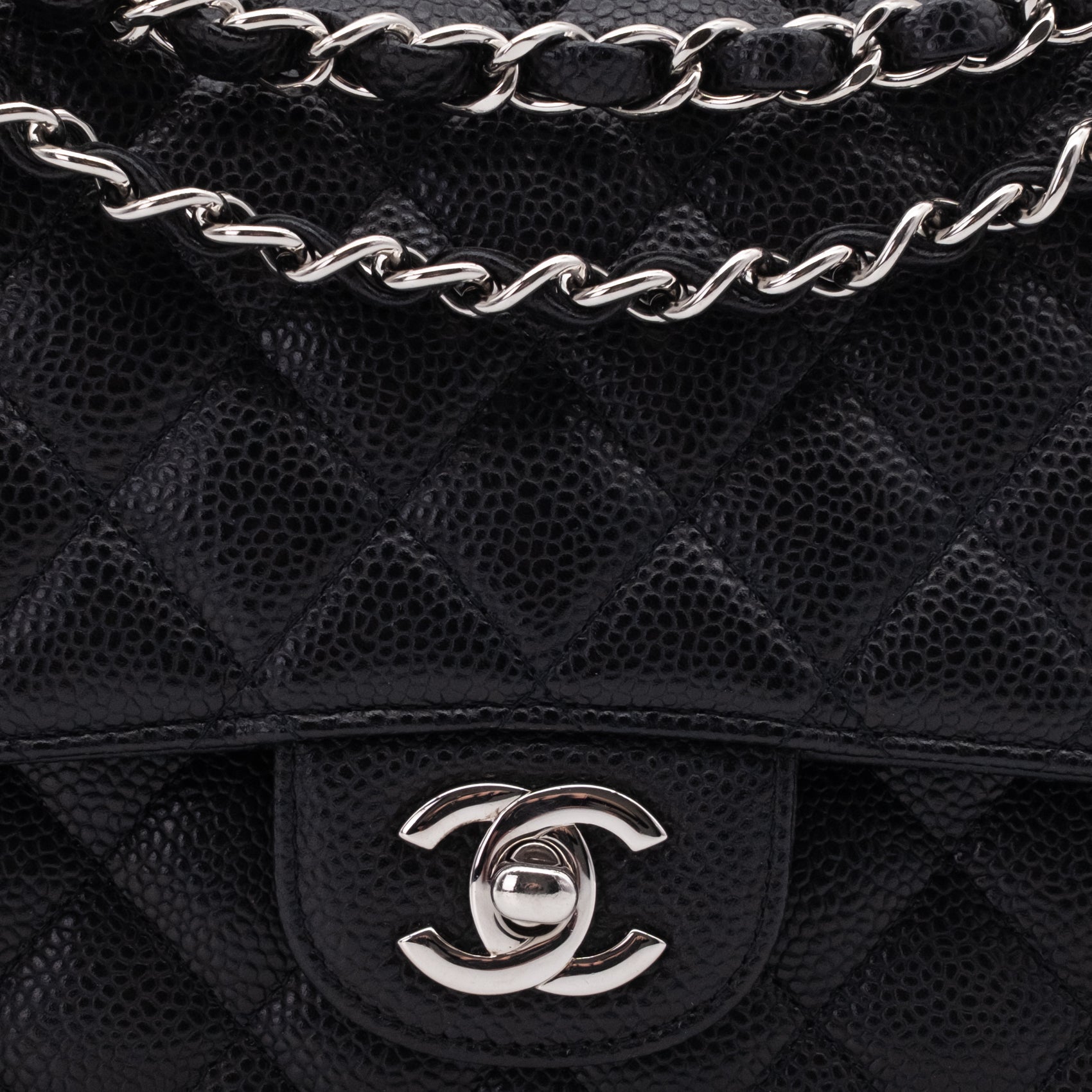 Chanel Classic Timeless Double Flap Bag in Medium Größe aus schwarzem Caviar Leder Material mit silberner Hardware logo