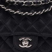 Chanel Classic Timeless Double Flap Bag in Medium Größe aus schwarzem Caviar Leder Material mit silberner Hardware logo