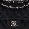 Chanel Classic Timeless Double Flap Bag in Medium Größe aus schwarzem Caviar Leder Material mit silberner Hardware logo