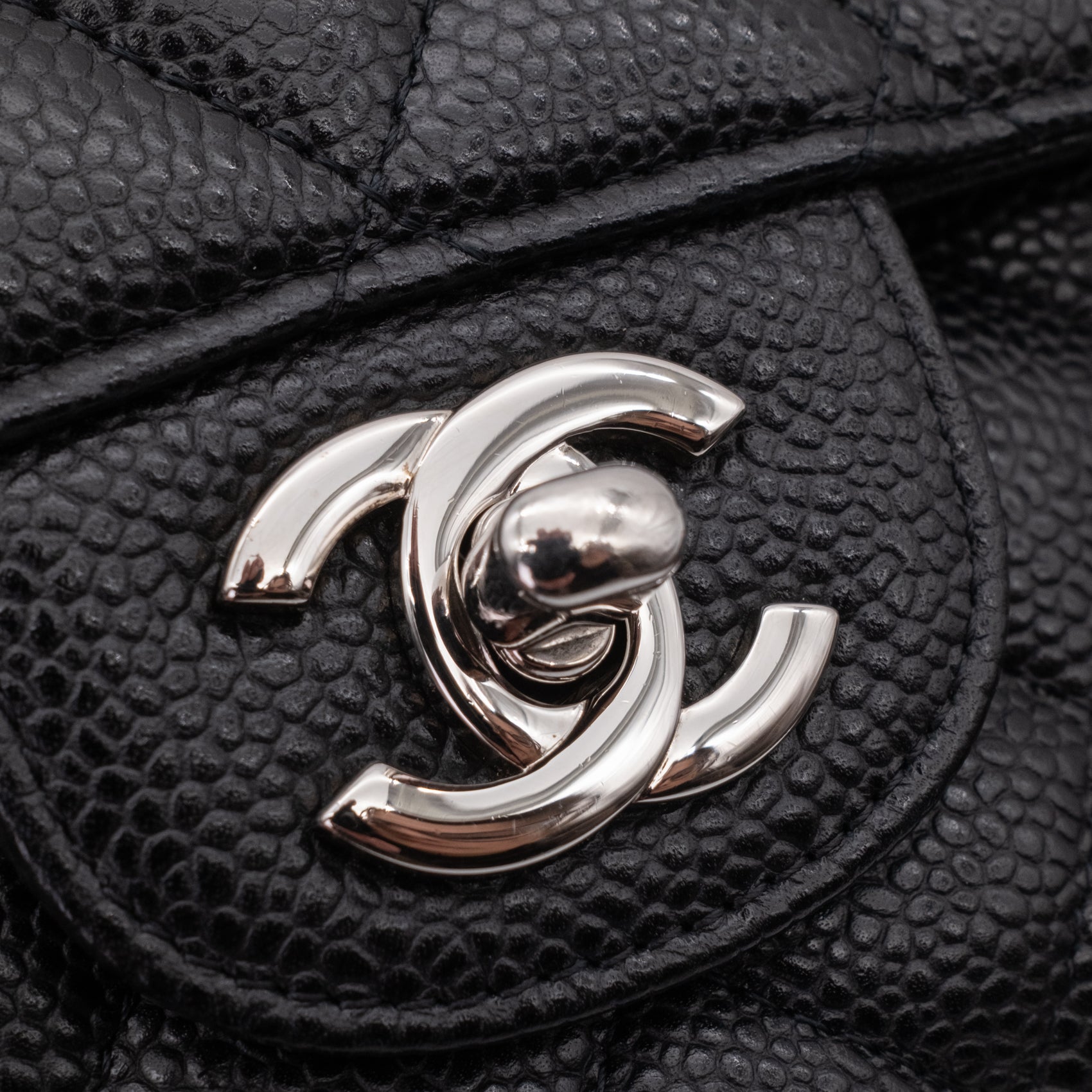 Chanel Classic Timeless Double Flap Bag in Medium Größe aus schwarzem Caviar Leder Material mit silberner Hardware