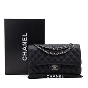 Chanel Classic Timeless Double Flap Bag in Medium Größe aus schwarzem Caviar Leder Material mit silberner Hardware Full Set