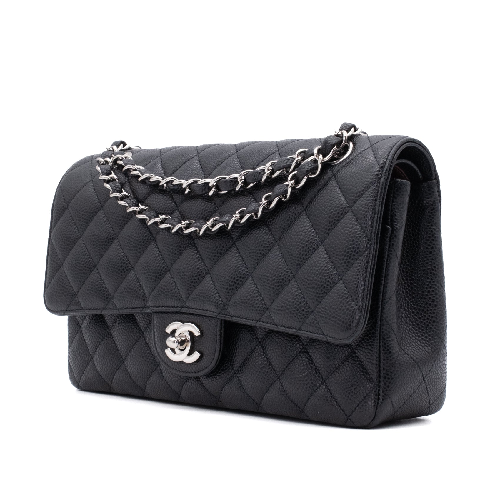 Chanel Classic Timeless Double Flap Bag in Medium Größe aus schwarzem Caviar Leder Material mit silberner Hardware Vorderseite seitlich