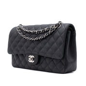 Chanel Classic Timeless Double Flap Bag in Medium Größe aus schwarzem Caviar Leder Material mit silberner Hardware Vorderseite seitlich