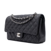 Chanel Classic Timeless Double Flap Bag in Medium Größe aus schwarzem Caviar Leder Material mit silberner Hardware Vorderseite seitlich