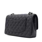 Chanel Classic Timeless Double Flap Bag in Medium Größe aus schwarzem Caviar Leder Material mit silberner Hardware Rückseite seitlich