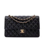 Chanel Classic Timeless Double Flap Bag in Medium Größe aus schwarzem Lammleder Material mit goldener Hardware Vorderansicht 