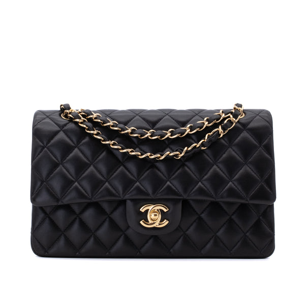 Chanel Classic Timeless Double Flap Bag in Medium Größe aus schwarzem Lammleder Material mit goldener Hardware Vorderansicht 