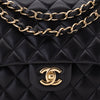 Chanel Classic Timeless Double Flap Bag in Medium Größe aus schwarzem Lammleder Material mit goldener Hardware CC Verschluss