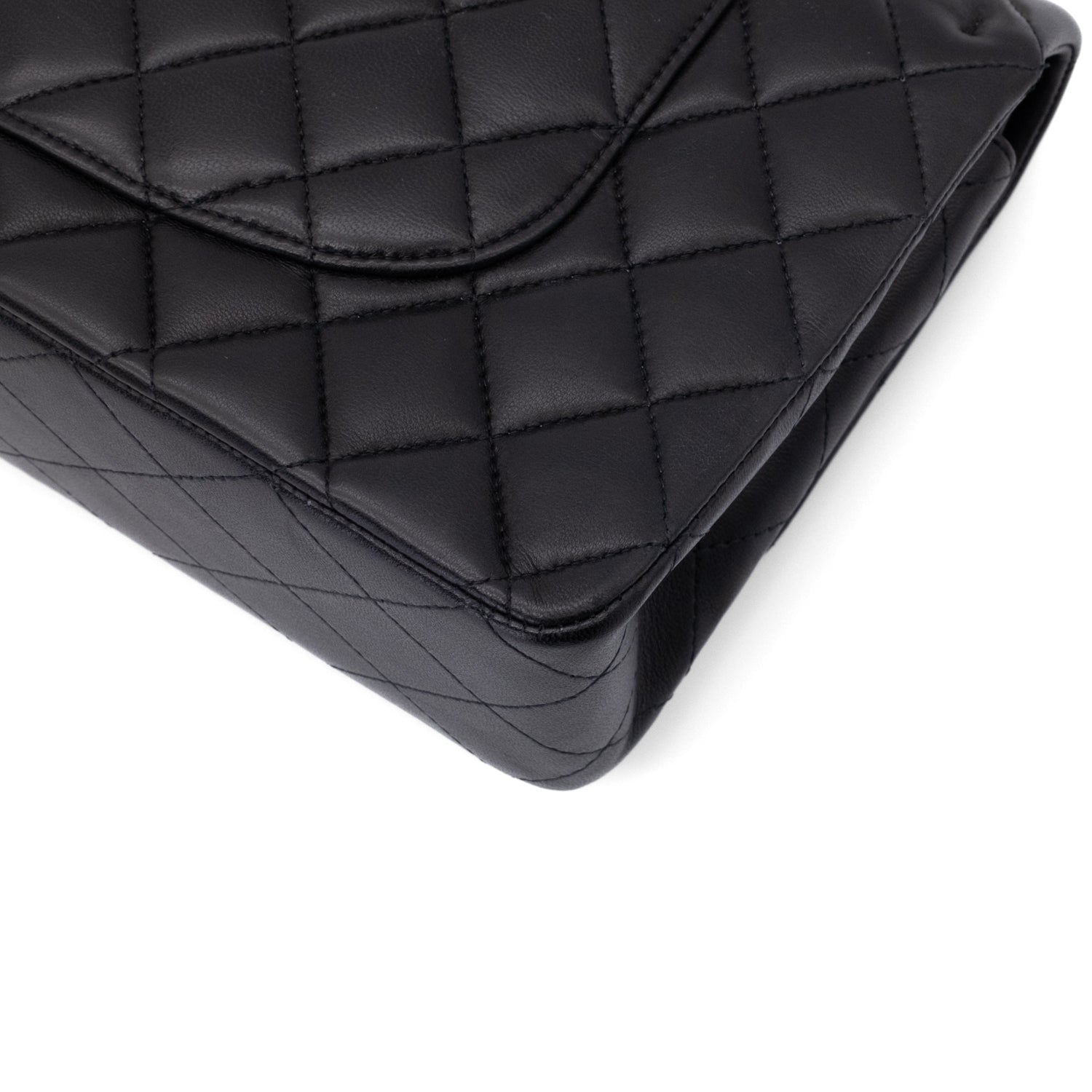 Chanel Classic Timeless Double Flap Bag in Medium Größe aus schwarzem Lammleder Material mit goldener Hardware