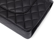 Chanel Classic Timeless Double Flap Bag in Medium Größe aus schwarzem Lammleder Material mit goldener Hardware