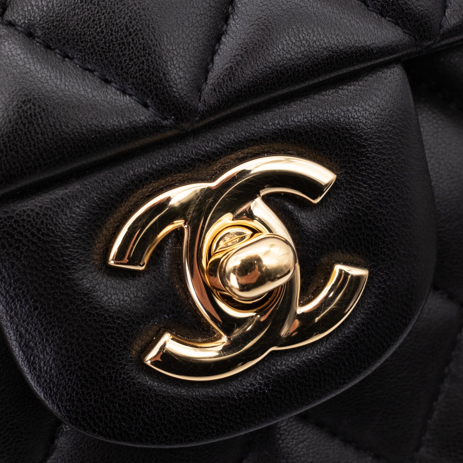 Chanel Classic Timeless Double Flap Bag in Medium Größe aus schwarzem Lammleder Material mit goldener Hardware CC Lock