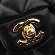 Chanel Classic Timeless Double Flap Bag in Medium Größe aus schwarzem Lammleder Material mit goldener Hardware CC Lock