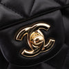 Chanel Classic Timeless Double Flap Bag in Medium Größe aus schwarzem Lammleder Material mit goldener Hardware CC Lock